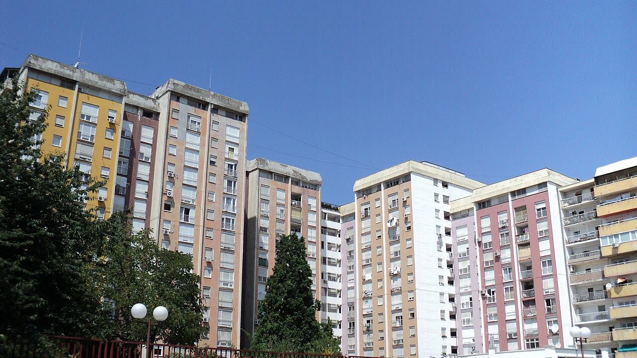 Stambene zgrade u Zagrebu, sunčan dan s održavanim zelenilom