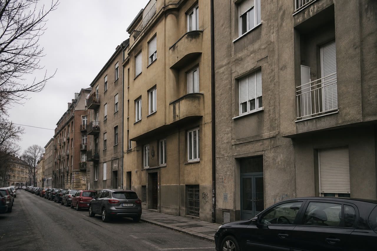 Ulica sa stambenim zgradama u Hrvatskoj