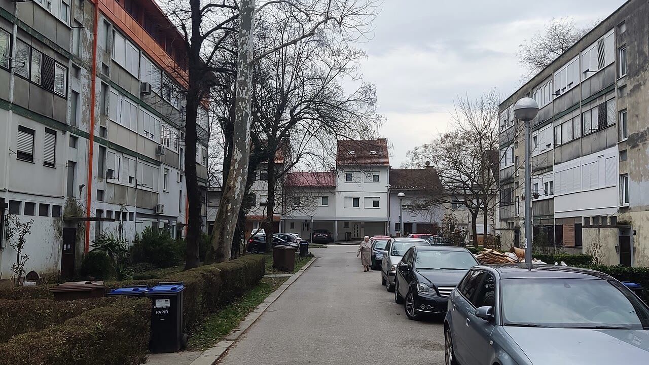 Stambena ulica u Zagrebu s parkiranim autima